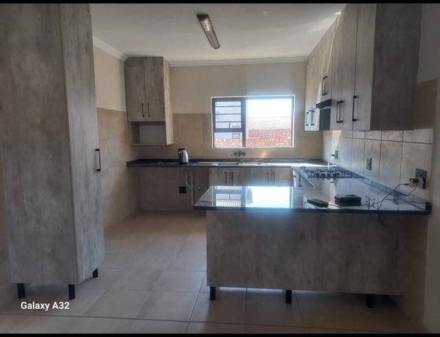 3 BEDROOM TOWNHOUSE FOR SALE IN WATERVAL EAST